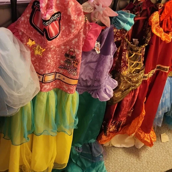 Lot of girls dress up Disney princesses costume party - Picture 4 of 8